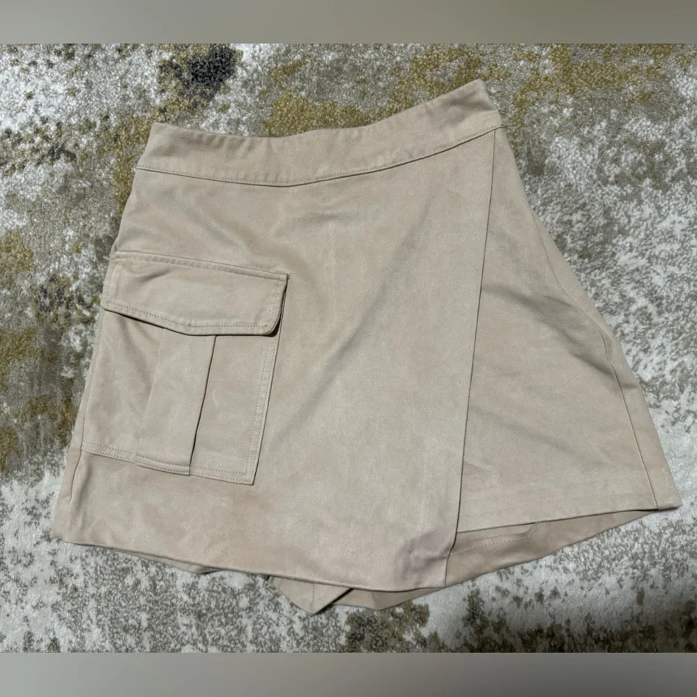 Zara beige faux suede skort with one pocket detail